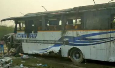 दिल्ली से बिहार जा रही बस आगरा एक्सप्रेस-वे पर पलटी, 12 घायल