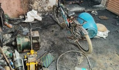 टायर की दुकान में लगी आग, चार लोग झुलसे, मां बेटी की मौत