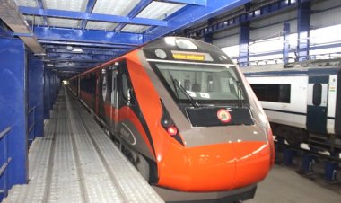 वंदे भारत के यात्रियों ने छठ गीतों के साथ की सुखद यात्रा