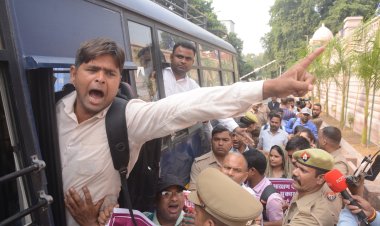 लखनऊ: 69000 शिक्षक भर्ती: अब मायावती के घर के बाहर प्रदर्शन । जानिए क्यों हुआ मायावती आवास के बाहर प्रदर्शन