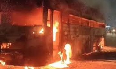 लखनऊ-आगरा एक्सप्रेसवे पर दहला देने वाला हादसा I आग का गोला बनी चलती बस I 39 यात्रियों को ऐसे निकाला गया बाहर