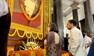 मल्लिकार्जुन खरगे, सोनिया गांधी और राहुल गांधी ने संसद भवन में सरदार पटेल की 150वीं जयंती पर दी श्रद्धांजलि