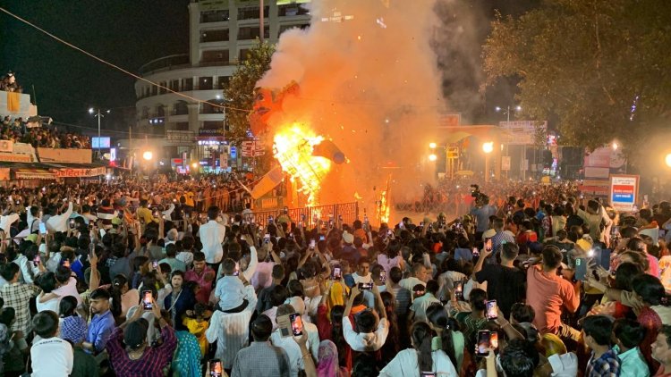 वाराणसी:असत्य पर सत्य के विजय का पर्व विजयादशमी धूमधाम से मना,धूं धूं कर जले रावण