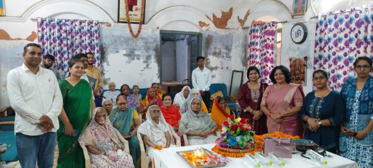दीक्षांत समारोह के पूर्व संपूर्णानंद संस्कृत विश्वविद्यालय ने किया वृद्धाश्रम में महिला सम्मेलन
