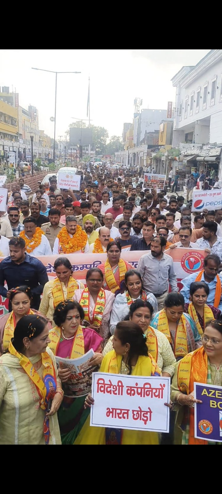 विदेशी कंपनियां भारत छोड़ो के आह्वान के साथ मुरादाबाद पहुंचा स्वदेशी संकल्प यात्रा रैली रथ