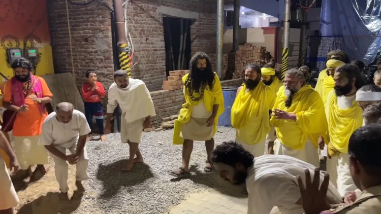 प्रेमानंद महाराज ने दिए भक्तों को दर्शन, खुशी से झूमें भक्त, लगाये राधा नाम के जयकारें