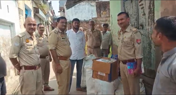 जूते की दुकान से भारी मात्रा में अवैध पटाखा बरामद,एक युवक हिरासत में