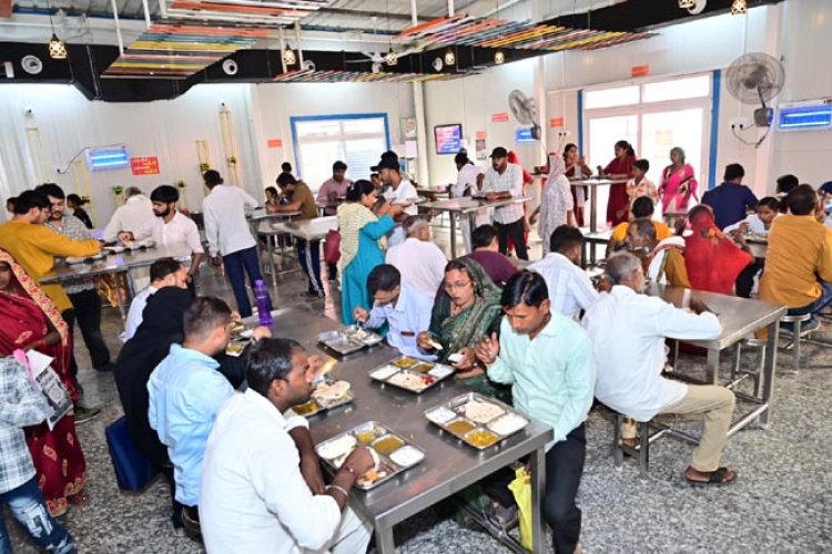 पूर्व महापौर अभिलाषा गुप्ता ने ‘मां की रसोई’ में किया सेवा कार्य