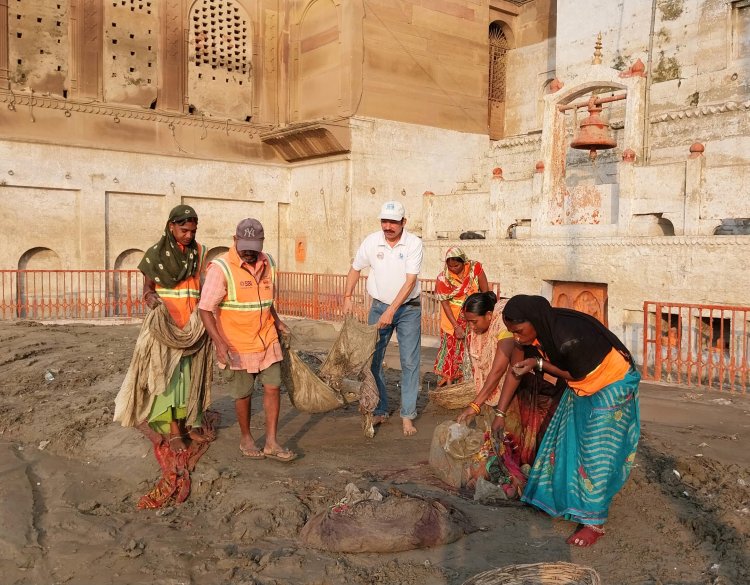 मोक्षतीर्थ मणिकर्णिकाघाट पर नमामि गंगे ने चलाया स्वच्छता अभियान,जर्मनी के पर्यटक भी हुए शामिल