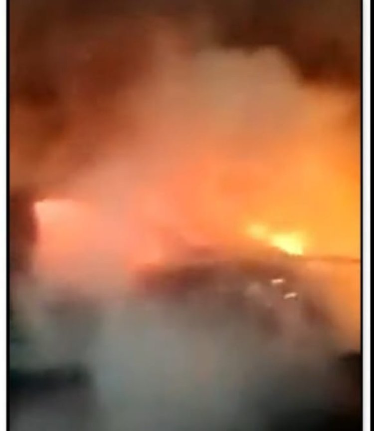 चलती कार में लगी आग, चालक ने कूदकर बचाई जान