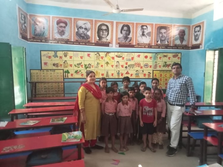 सामाजिक संस्था ने 12 विद्यालयों में लगवाई 50 महान विभूतियों की तस्वीरें