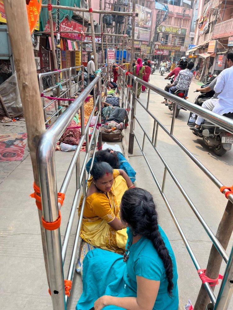 स्वर्णमयी अन्नपूर्णा के दरबार में दर्शन पूजन के लिए कतारबद्ध हाेने लगे श्रद्धालु, एक दिन पहले ही लाइन में बैठे