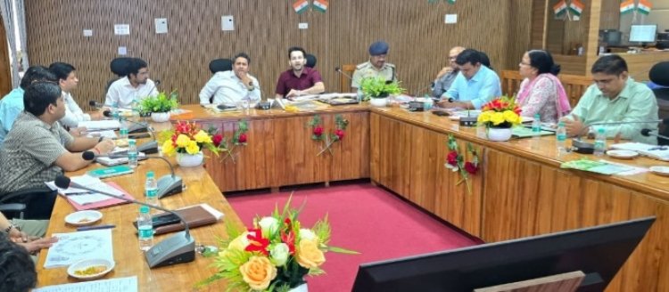 सीएम डैशबोर्ड में 42वीं रैंक पर पहुंचा जनपद, डीएम ने फिसड्डी विभागों को लगाई फटकार