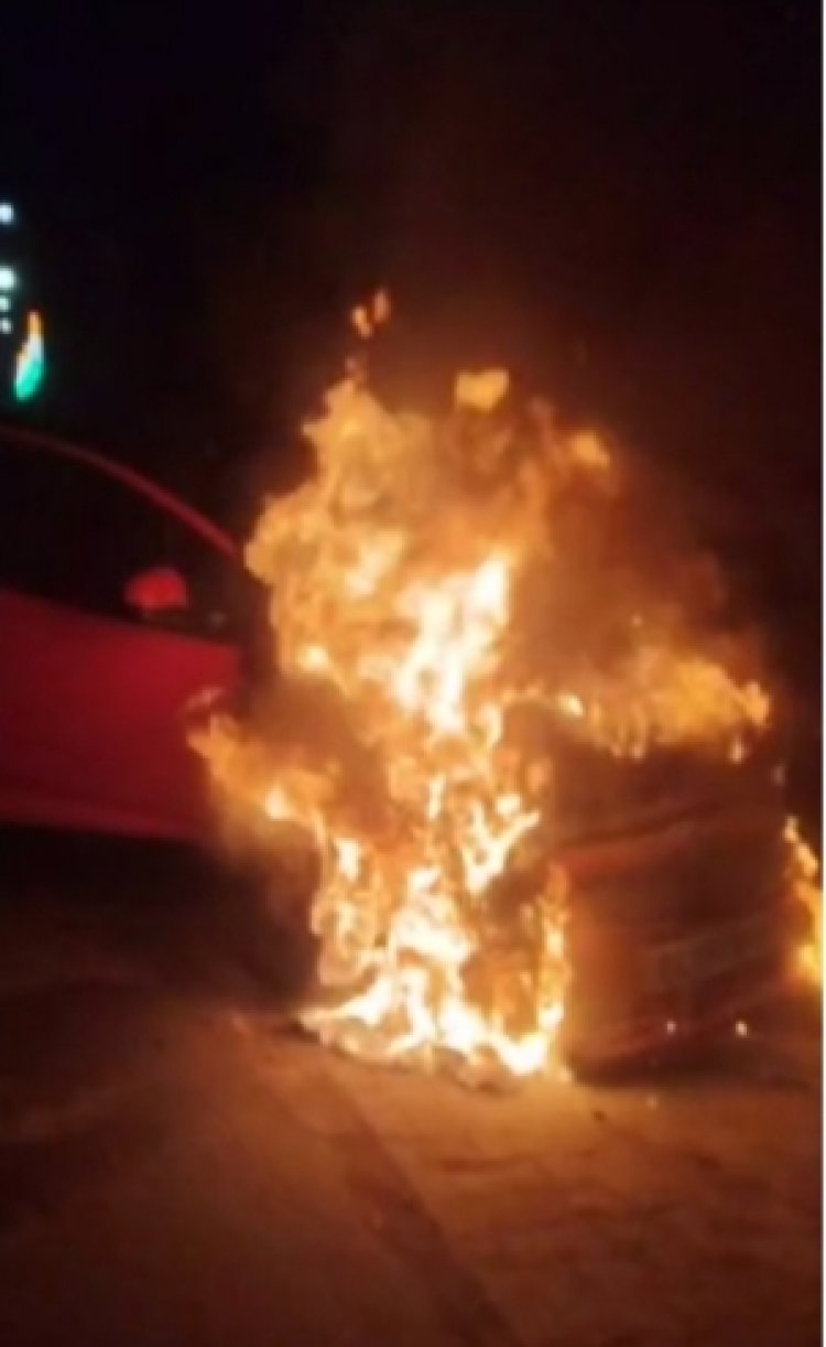 संभल में कार बनी आग का गोला, कार सवारों ने कूदकर बचाई जान