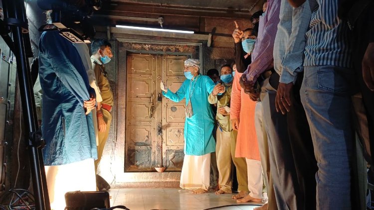 54 वर्षों बाद आखिर खुल गया बांकेबिहारी का तोशखाना