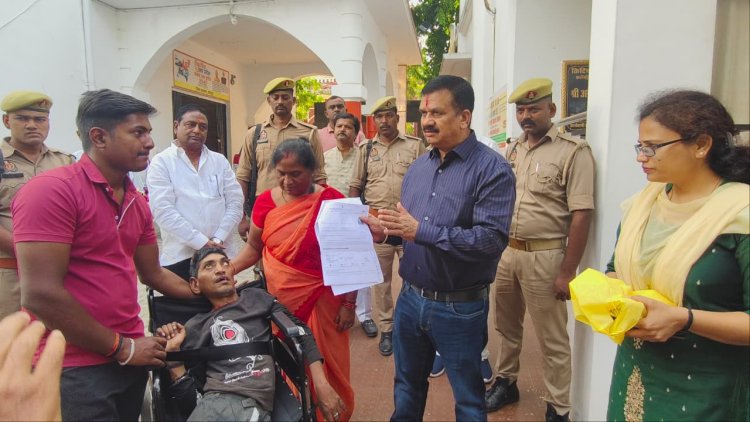 जिलाधिकारी की संवेदनशीलता से दिव्यांग को मात्र दाे घण्टे में उपलब्ध करायी गयी पेंशन और आधार कार्ड
