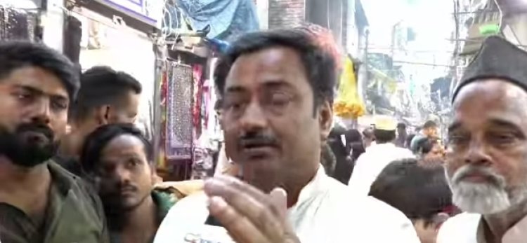 वाराणसी में दालमंडी दुकानदारों के चेहरों पर झलका खरीदारी से उत्साह, चौड़ीकरण की कार्रवाई का गम