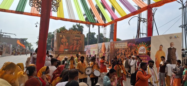 पर्यटन मंत्री जयवीर सिंह ने हरी झंडी दिखाकर शोभा यात्रा का किया आगाज