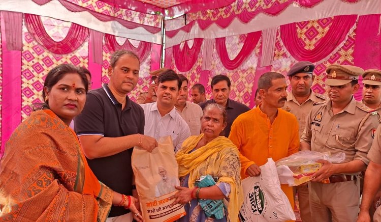 जिलाधिकारी ने दीपावली पर भांतू समुदाय के जरूरतमंदों को दी खाद्यान्न किट