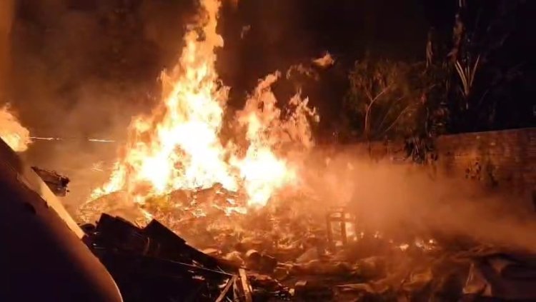 पटाखे व आतिशबाजी की चिंगारी से खाली प्लॉट में पड़ी लकड़ियों में उठीं आग की लपटें