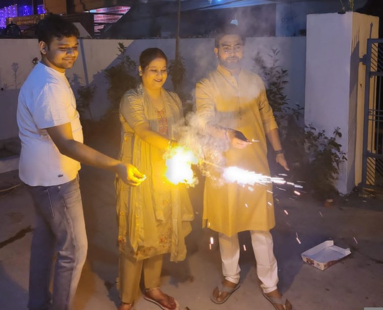 हर्षोल्लास से मनाया गया दीपावली का पर्व, लोगों ने फाेड़े पटाखे और की भगवान की पूजा