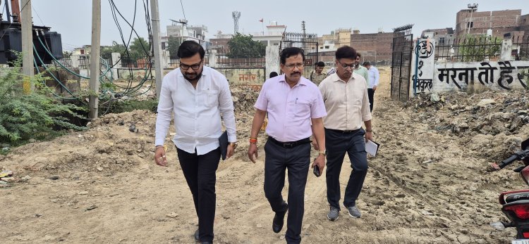शहीद पार्क के निर्माण का जायजा लेने पहुंचे जिलाधिकारी, ठेकेदार पर कार्रवाई के निर्देश