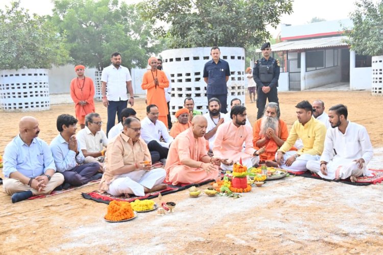 गोरखनाथ मंदिर की गोशाला में मुख्यमंत्री ने की गोवर्धन पूजा