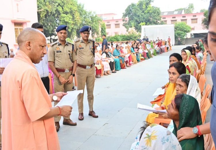 मुख्यमंत्री योगी ने गोरखपुर में जनता की सुनी समस्याएं