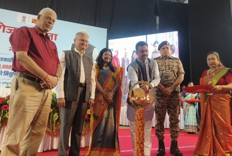 केंद्रीय ग्रामीण विकास राज्य मंत्री कमलेश पासवान ने दीप प्रज्ज्वलन कर किया रोजगार मेला कार्यक्रम का शुभारंभ