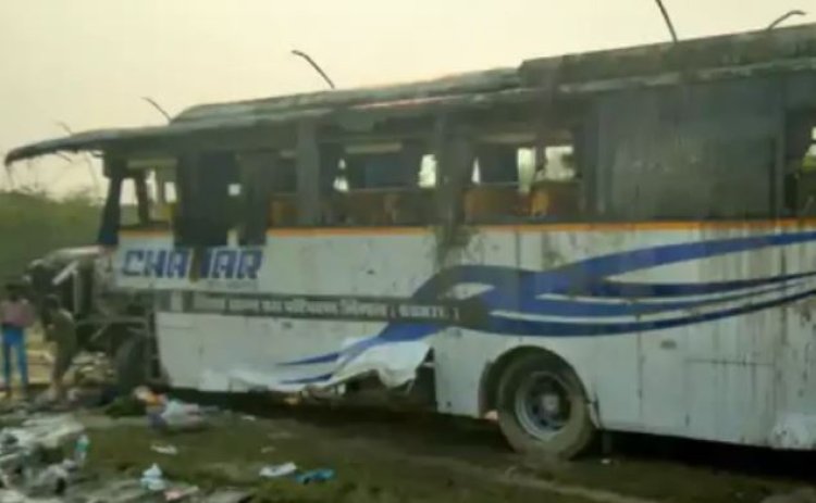 दिल्ली से बिहार जा रही बस आगरा एक्सप्रेस-वे पर पलटी, 12 घायल