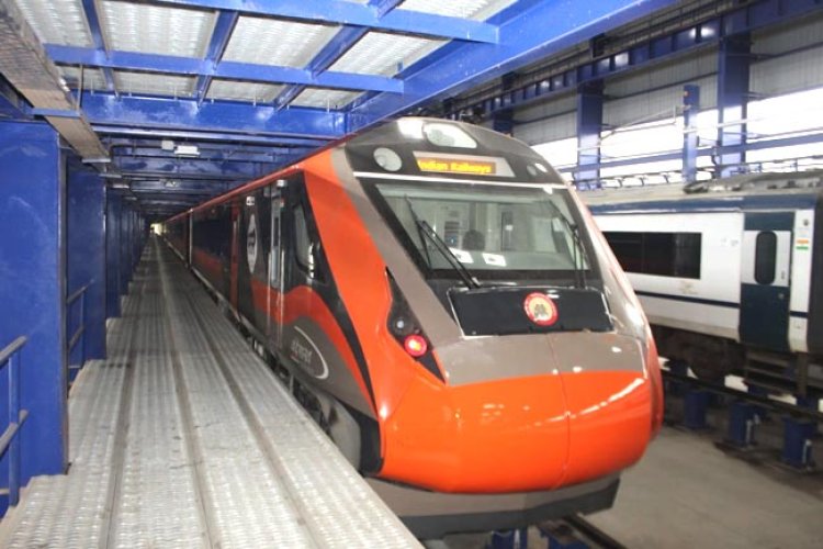 वंदे भारत के यात्रियों ने छठ गीतों के साथ की सुखद यात्रा