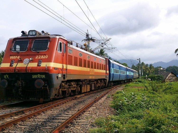 यात्रियों की सुविधा हेतु पद्मावत व अयोध्या एक्सप्रेस में लगेंगे अतिरिक्त कोच