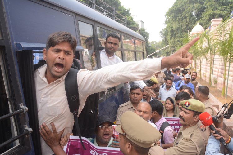 लखनऊ: 69000 शिक्षक भर्ती: अब मायावती के घर के बाहर प्रदर्शन । जानिए क्यों हुआ मायावती आवास के बाहर प्रदर्शन