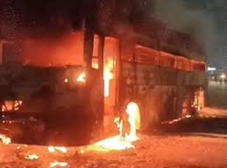 लखनऊ-आगरा एक्सप्रेसवे पर दहला देने वाला हादसा I आग का गोला बनी चलती बस I 39 यात्रियों को ऐसे निकाला गया बाहर