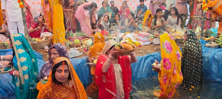 देशभर में छठ पूजा की धूम, उगते सूर्य को दिया जा रहा अर्घ्य