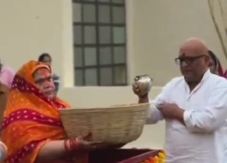 अजय राय ने अस्ताचलगामी सूर्य को अर्घ्य किया अर्पित