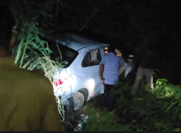 दोस्त की शादी से लौटते वक्त कार गड्ढे में पलटी, एक की मौत, तीन गंभीर घायल