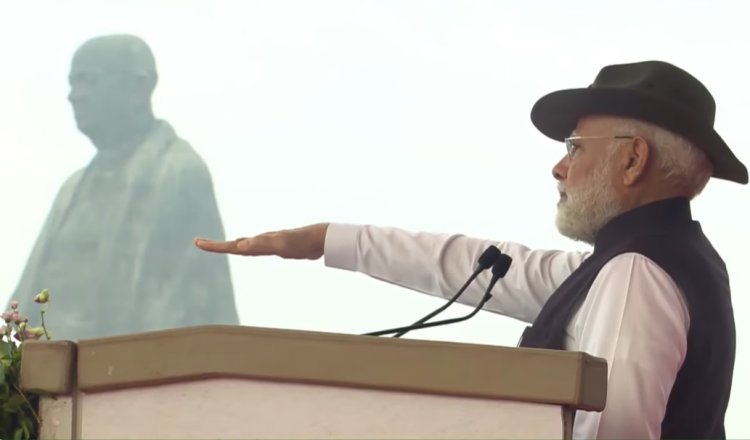 प्रधानमंत्री मोदी ने केवड़िया में लौहपुरुष पटेल की प्रतिमा पर पुष्पांजलि अर्पित की, लोगों को एकता की शपथ दिलाई