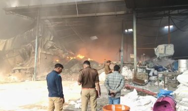 औद्योगिक क्षेत्र रनिया की प्लास्टिक फैक्टरी में लगी आग, लाखों का नुकसान