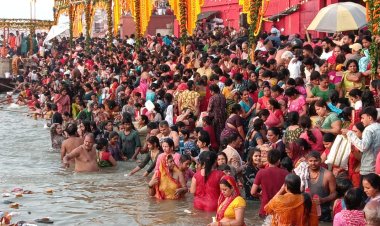 कार्तिक पूर्णिमा और देव दीपावली पर 'हर-हर गंगे' के जयकारों के बीच काशी में श्रद्धालुओं ने पवित्र गंगा में लगाई डुबकी