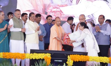 सीएम योगी ने लखनऊ में माफिया से मुक्त कराई जमीन पर 72 परिवारों को दिए फ्लैट