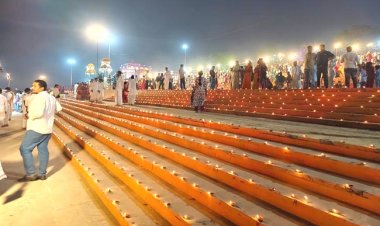 51 हजार दीपों की रोशनी से नहाया परमार्थ अरैल संगम घाट