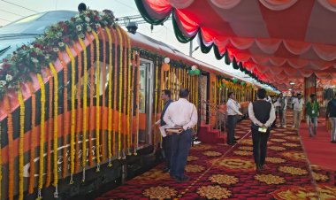 सज धज कर तैयार बनारस–खजुराहो वंदे भारत एक्सप्रेस