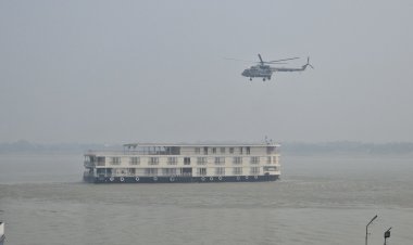 गंगा नदी में क्रूज पर हेलीकॉप्टर से उतरे एनएसजी कमांडो, आतंकी घटना रोकने का हुआ रोमांचक मॉक ड्रिल