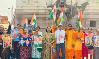 काशी विश्वनाथ धाम में गूंजा "वंदे मातरम", युवाओं ने 'आतंकवाद-भारत छोड़ो' लगाए नारे