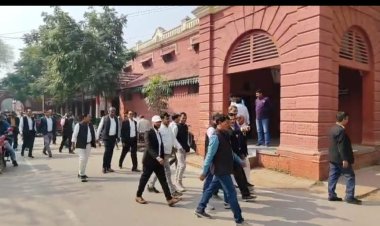 दिल्ली में हुए ब्लास्ट के विरोध में अधिवक्ताओं ने जौनपुर कलेक्ट्रेट में किया प्रदर्शन