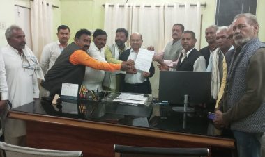 पत्रकारों के समस्याओं को लेकर मंडलायुक्त को सौंपा ज्ञापन