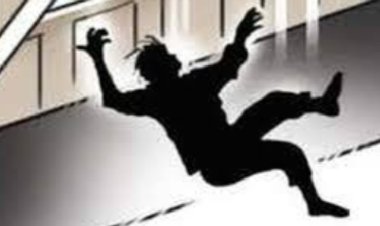 शराब के नशे में दूसरी मंजिल से सीढियों से गिरा व्यक्ति, मौत