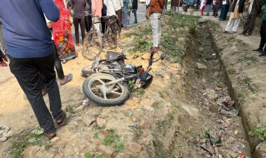 तेज रफ्तार कार ने सड़क किनारे खड़े बाइक सवार को रौंदा,मौत