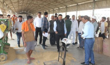 जिलाधिकारी ने धान क्रय केंद्र व सहकारी समिति का किया निरीक्षण